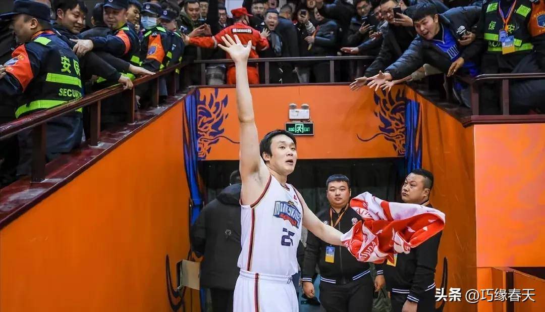 竞技场上充满激烈竞争,球员们为荣誉拼尽全力 竞技场上充满激烈竞争,球员们为荣誉拼尽全力
