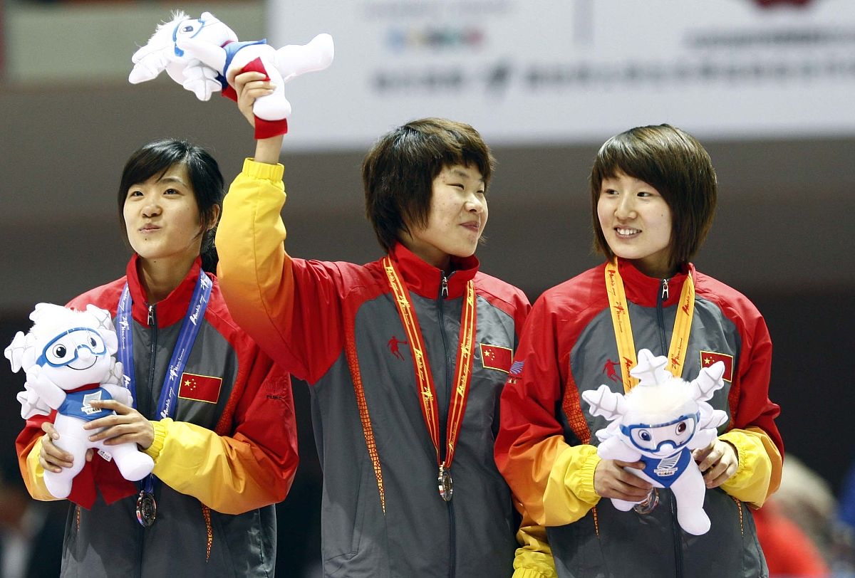 包含短道速滑领奖台璀璨夺魁感动落泪的词条